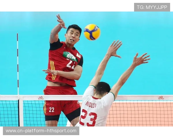 张景胤高点强攻越过双人拦网，现场气氛燃起