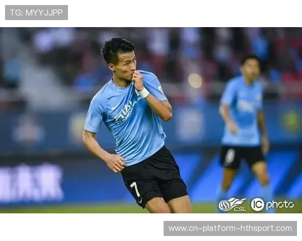 大连英博林良铭点球得手，球队逆转成功