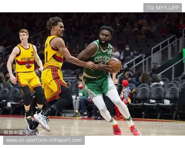 老鹰靠特雷外线超远拉开空间,瞬间打乱对方