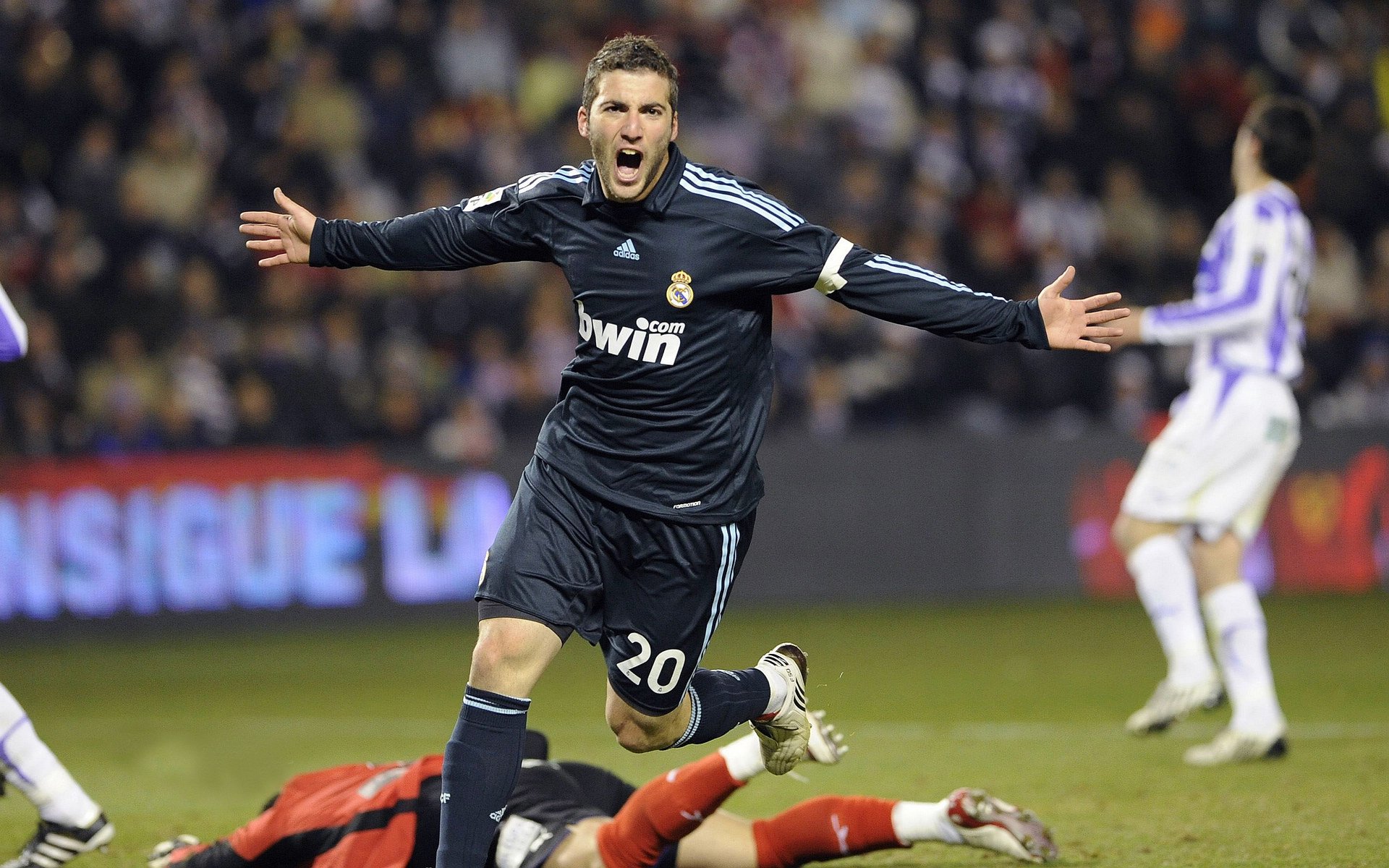 空中瑜伽柔韧控制挑战 评委重点打分核心稳定性